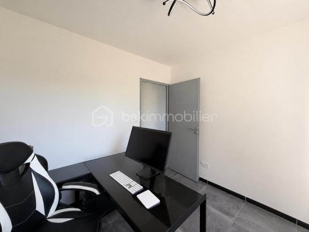 À VENDRE VILLA MODERNE 89M2 – 3 CHAMBRES + GARAGE – SUR 750 M2 DE TERRAIN À GRÉOUX LES BAINS – 4 pièces – 3 chambres – 88 m²