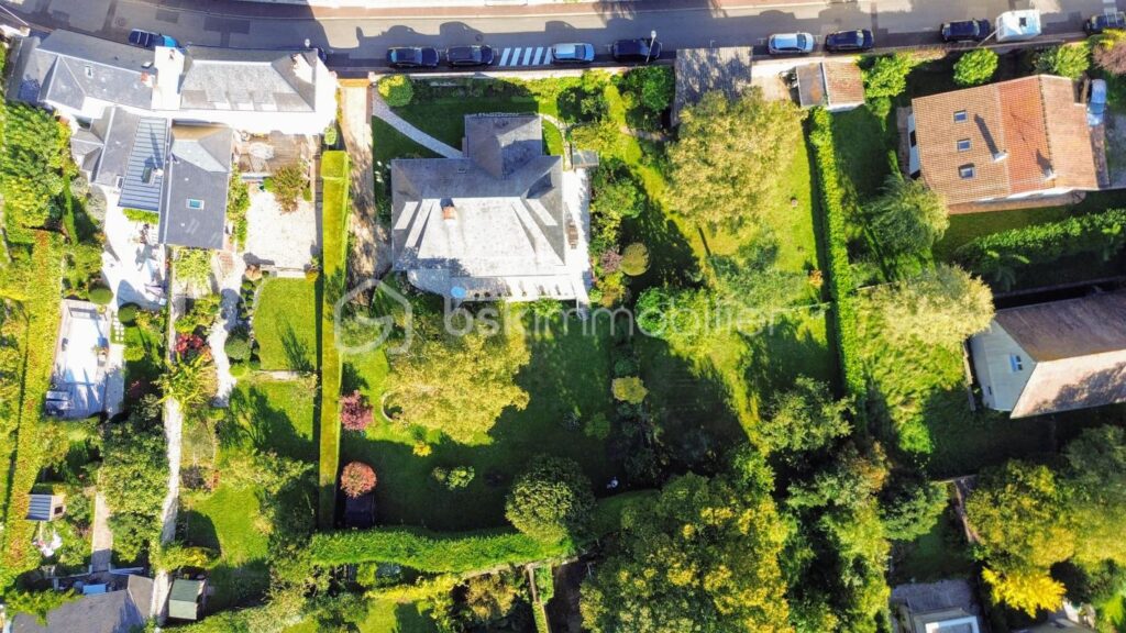 Plein centre, maison familiale av 5 ch sous-sol et jardin clos arboré ! – 8 pièces – 4 chambres – 180 m²