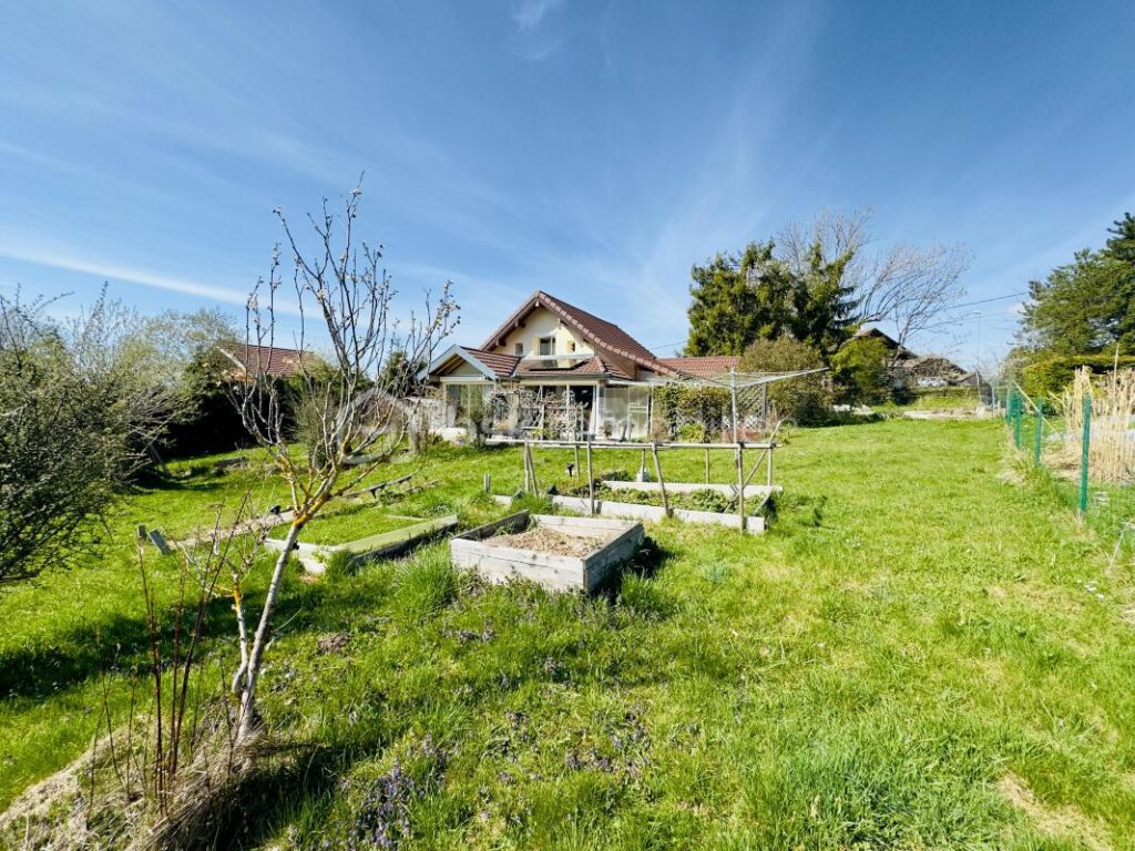 ✨ Saint Sixt – Maison familiale T6 rénovée avec vue montagnes, terrain de 1 262 m² ✨ – 6 pièces – 3 chambres – 128 m²