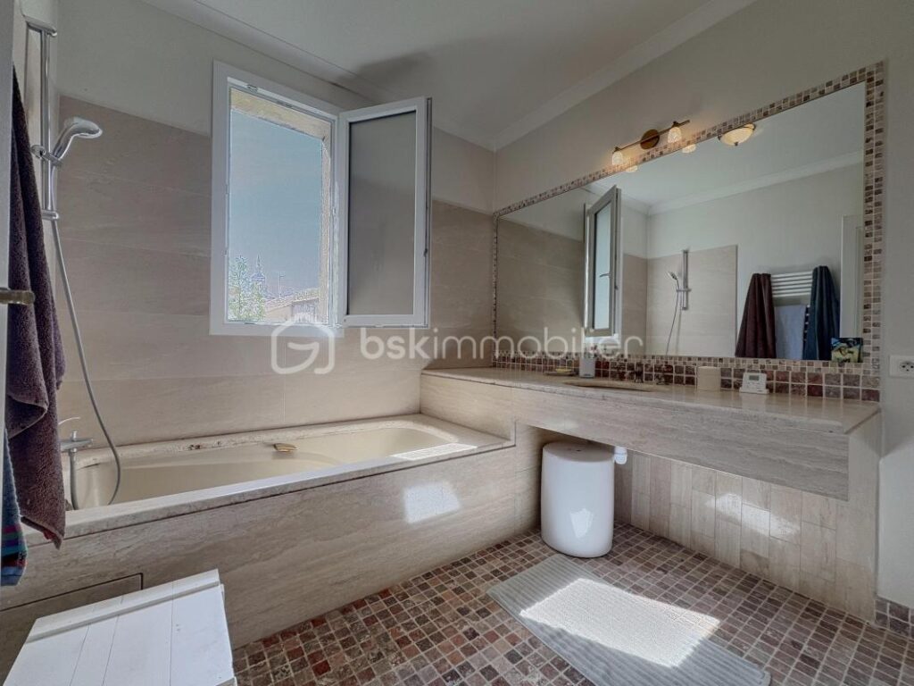 Appartement haut de gamme avec vue sur le Palais des Papes – 6 pièces – 5 chambres – 180 m²