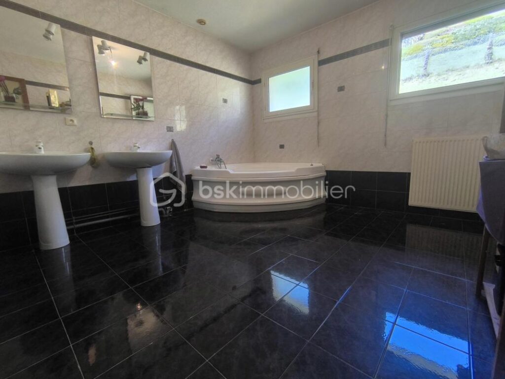 Exclusivité ! Bien rare à 5 min de Voiron – Maison familiale 151 m² + grand terrain – 6 pièces – 4 chambres – 151 m²