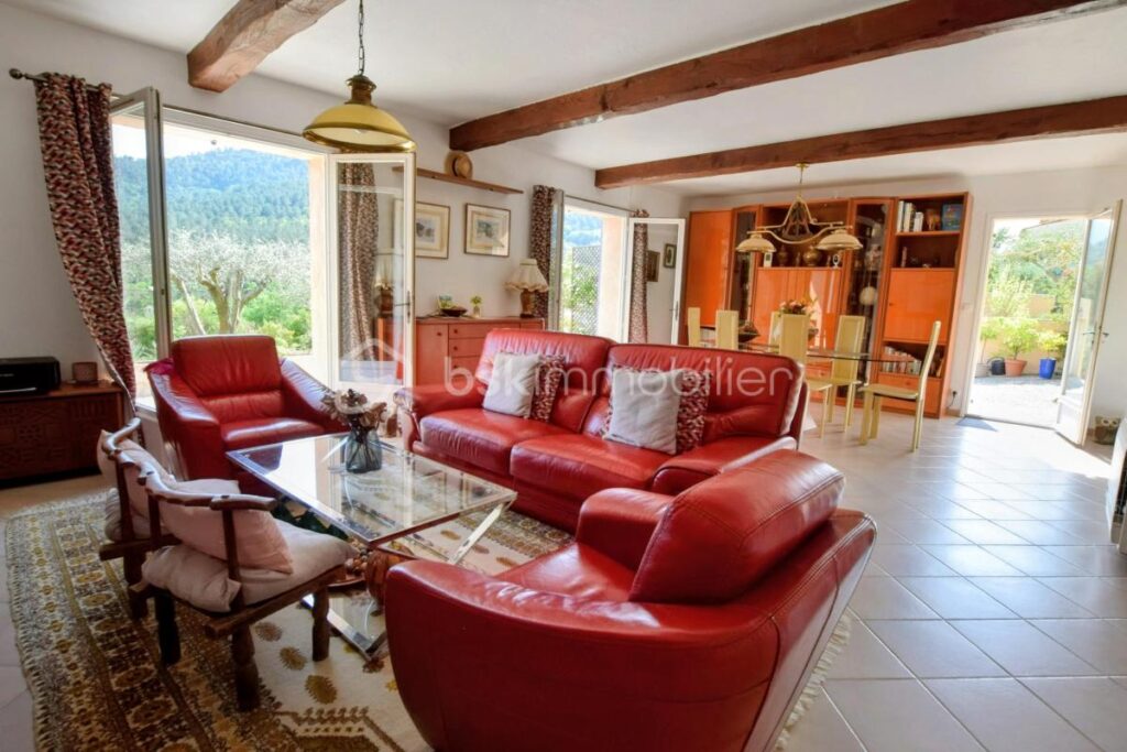 Superbe villa de 148 m2 sur une terrain de 2400 m2 – 5 pièces – 4 chambres – 148 m²