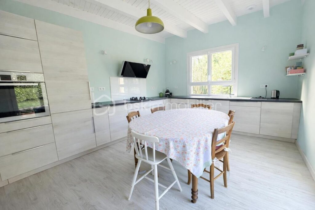 Maison familiale 183 m² avec piscine, grand terrain et vue nature – Rovon à proximité immédiate de Vinay – 6 pièces – 4 chambres – 183 m²