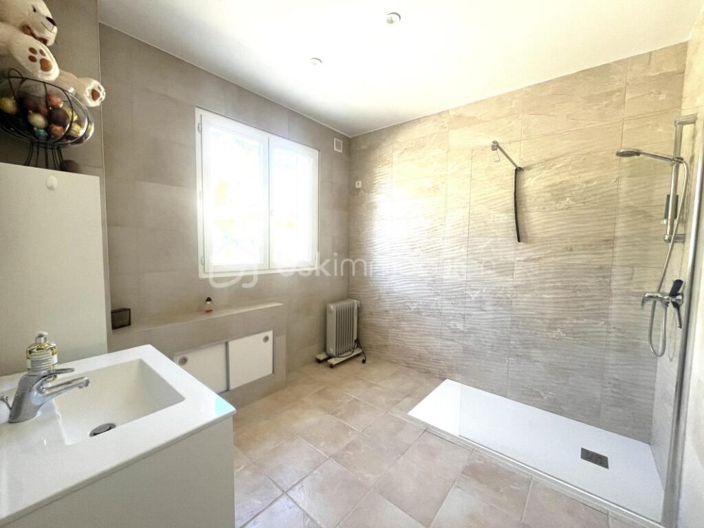 VILLA T4 + T2 – Saint Paul En Forêt – Vue exceptionnelle, au calme avec un fort potentiel ! – 6 pièces – 4 chambres – 145 m²