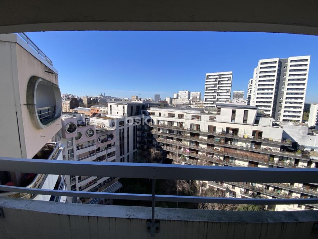 🔥 RARE – 2 PIÈCES 50 m² – SÉJOUR 20 m² – BALCON – VUE SACRÉ-CŒUR – SANS VIS-À-VIS – PARKING + GRANDE CAVE 🔥 – 2 pièces – 1 chambre – 50 m²