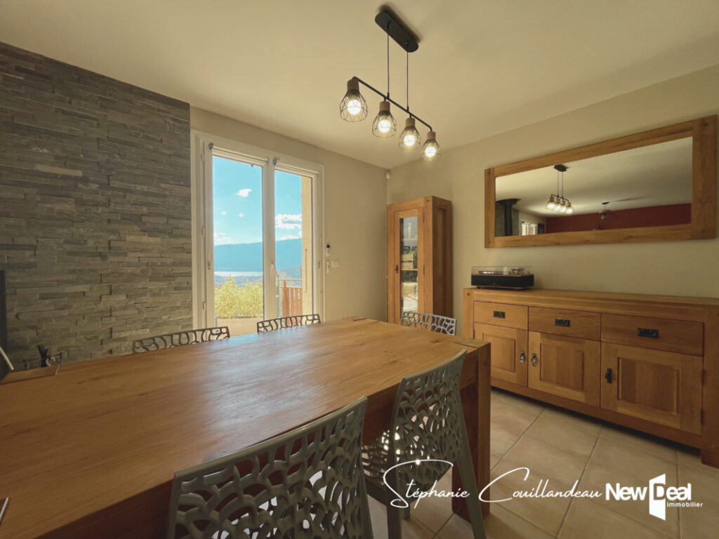 Jolie maison en parfait état avec grand terrain, piscine et belle vue lac à Grésy sur Aix – 5 pièces – 4 chambres – 119 m²