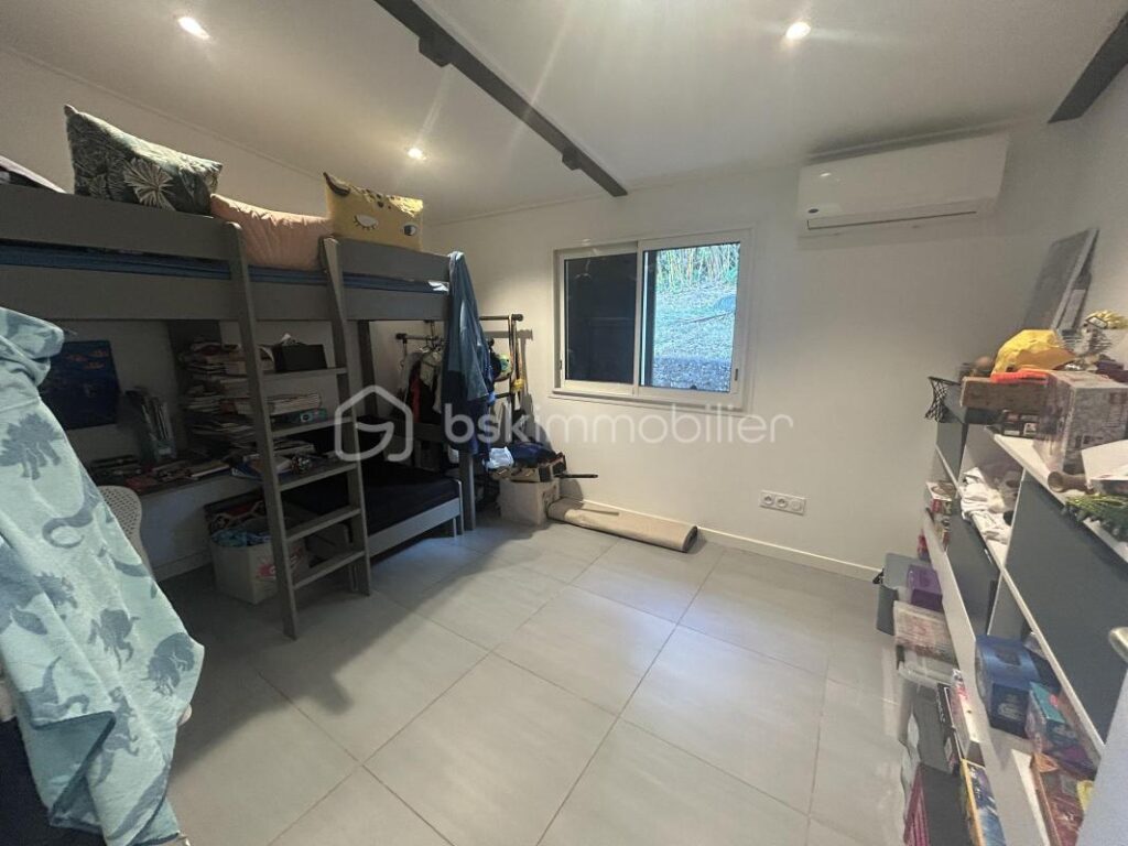 Maison de plain-pied de 181 m² sur un terrain de 1058 m² à Bellepierre – 5 pièces – 4 chambres – 136 m²