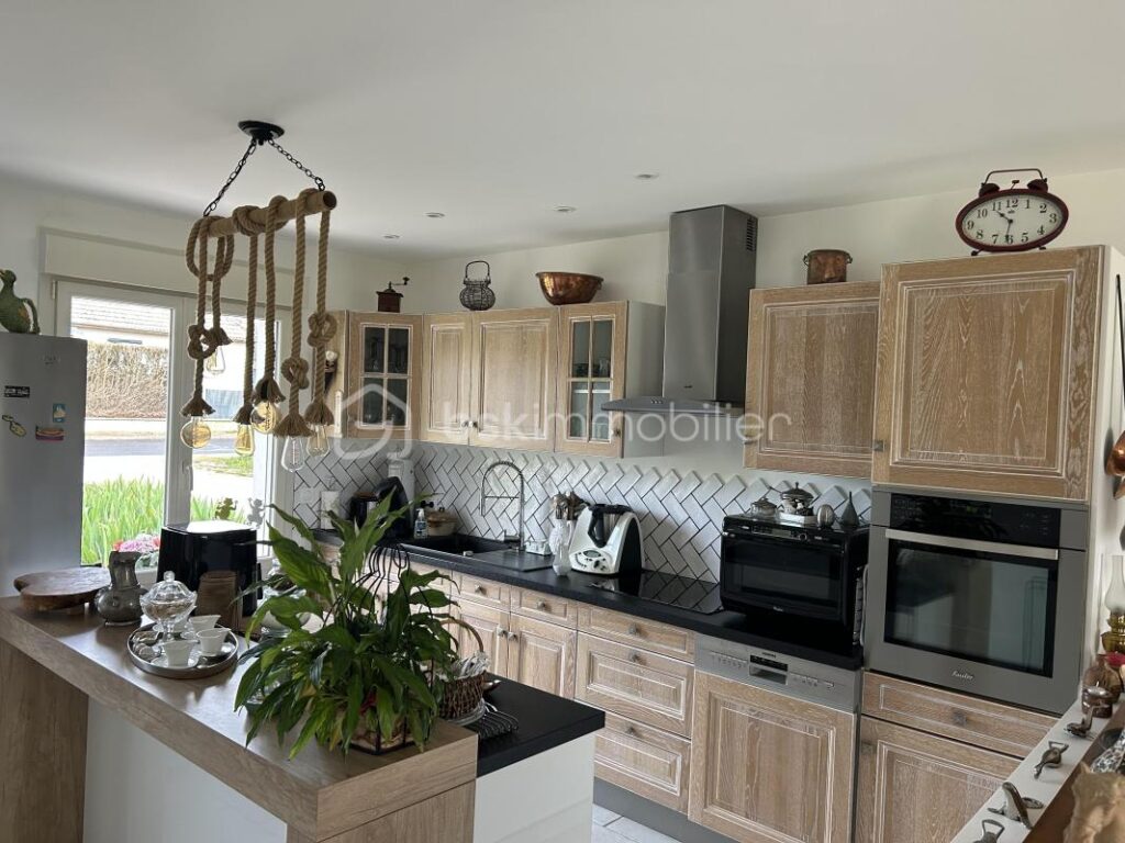 Maison spacieuse et lumineuse de 145m² avec terrasse agréable – 7 pièces – 3 chambres – 145 m²