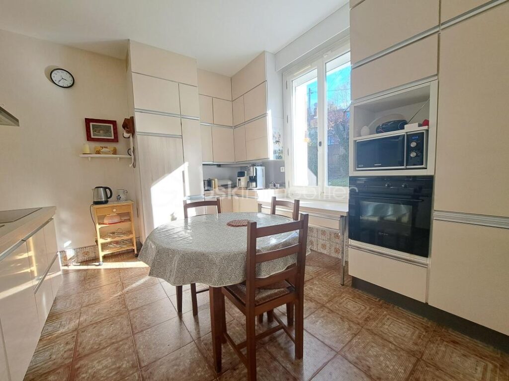 PROPRIETE DE CARACTETRE AVEC DEPENDANCE SUR ENVIRON 3750 M² DE TERRAIN DANS UN ENVIRONNEMENT CALME – 10 pièces – 7 chambres – 222 m²