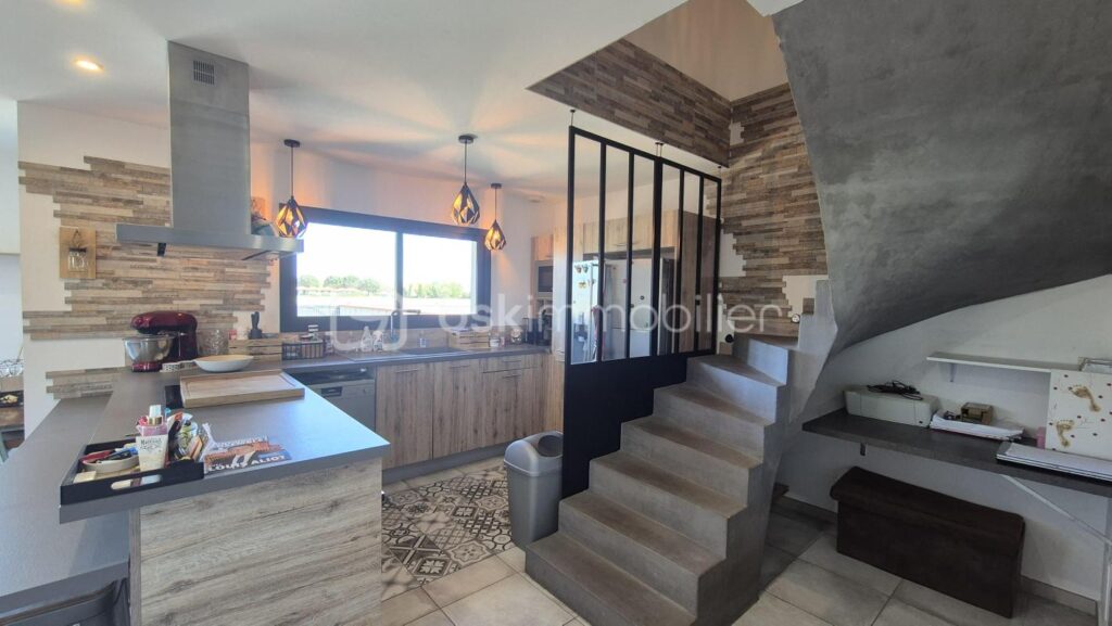 A VENDRE VILLA TROIS FACES DE 96M² SUR TERRAIN DE 394M A SAINT CYPRIEN – COTE VILLAGE – EN IMPASSE – TROIS CHAMBRES – DEUX PIECES D EAU – DEUX TOILETTES – BUANDERIE – PISCINE – TERRASSE – PROCHE DES ECOLES DES COMMERCES ET DES PLAGES – 5 pièces – 3 chambres – 96 m²