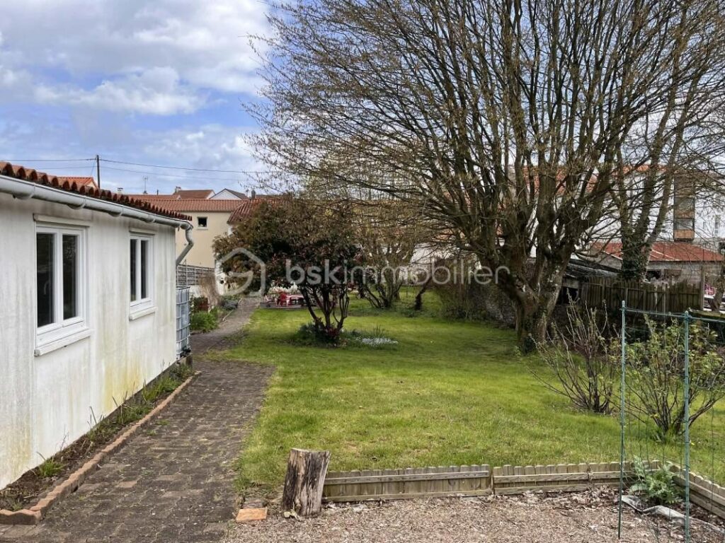 Maison 5 chambres sur jardin clos – GESTE – 260 000 € HAI – 8 pièces – 5 chambres – 166 m²