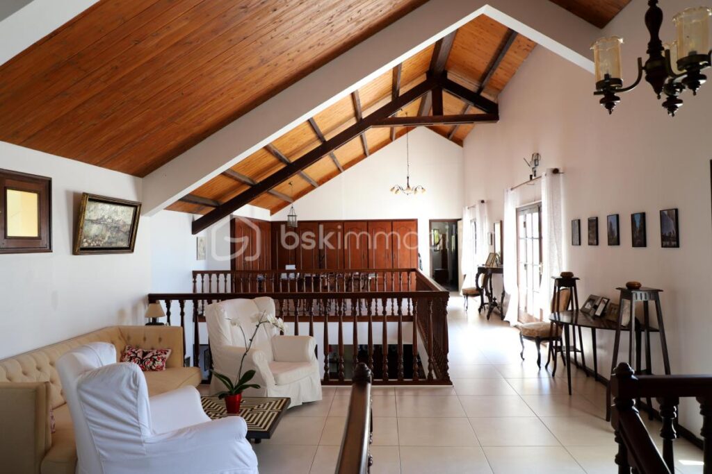 ✨ Villa d’exception avec vue mer – La Montagne (97417) – 7 pièces – 5 chambres – 350 m²