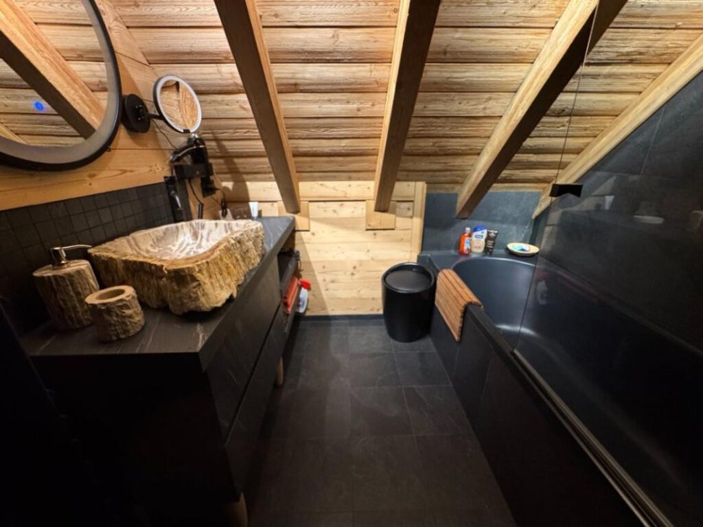 à vendre CHALET DE PRESTIGE — Auron, Station des Alpes-Maritimes 176 m² — 4 chambres — Vue imprenable sur le domaine skiable – 6 pièces – 4 chambres – 176 m²