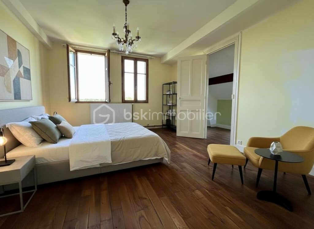 Maison 7 pièces de 170m² à CHARTRETTES (77590) – 7 pièces – 5 chambres – 170 m²