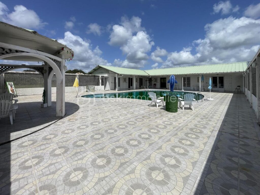 97310 – KOUROU – PROPRIÉTÉ D’EXCEPTION SUR 2,6 HECTARES – MAISON 5 PIÈCES – PISCINE – SUITE PARENTALE – 3 CHAMBRES DE 21 m² AVEC SALLE D’EAU & WC – TERRAIN VIABILISÉ – ZONE AGRICOLE – IDÉAL PROJET AUTONOME, VIVRIER OU ÉCOLOGIQUE – 5 pièces – 4 chambres – 250 m²