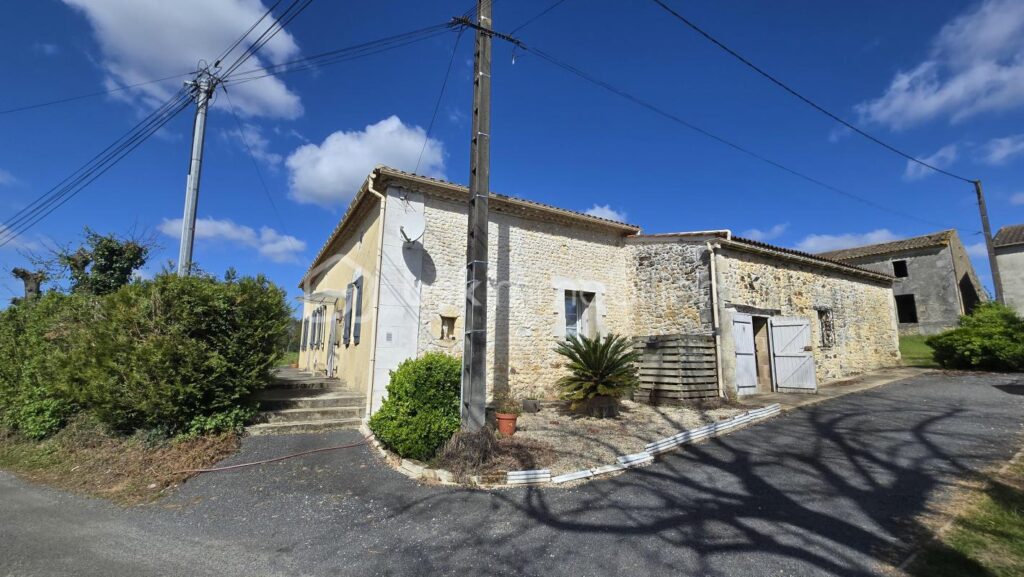 Maison en pierre avec 100m2 de dépendances – 7 pièces – 3 chambres – 172 m²