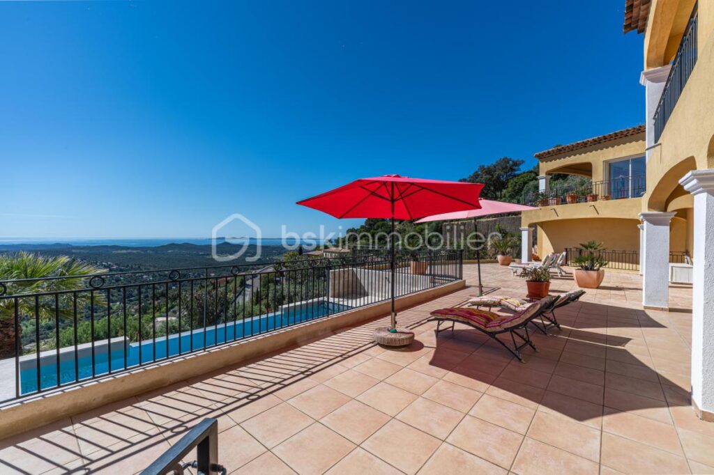 Belle propriété de 230 m² avec vue mer panoramique sur les îles d&rsquo;or – Piscine et ascenseur – 6 pièces – 4 chambres – 230 m²