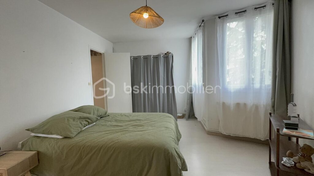 Appartement T3 d’environ 70 m² avec balcon, cave, parking libre et cadre verdoyant – 3 pièces – 2 chambres – 70 m²