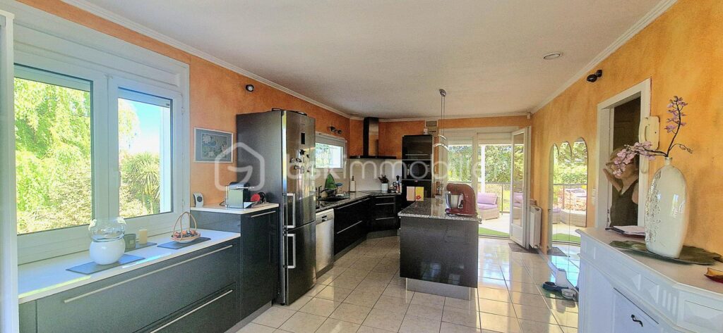 Maison familiale avec T2 indépendant, grands volumes, piscine et magnifique jardin – 5 mns de Dax – 6 pièces – 4 chambres – 200 m²