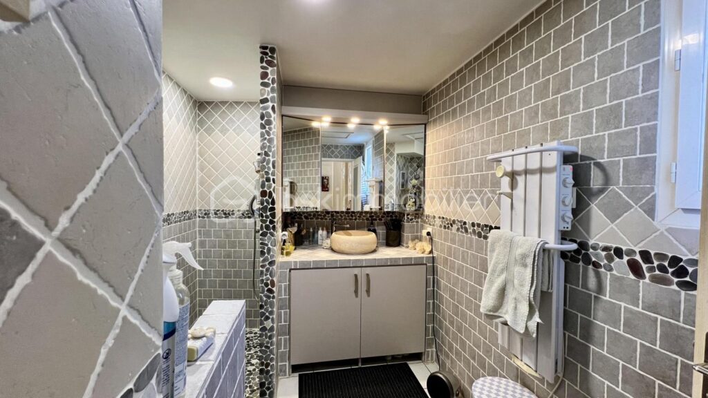 COUP DE CŒUR pour une villa individuelle à Vence Sud. Vue mer. Terrain piscinable – 4 pièces – 3 chambres – 135 m²