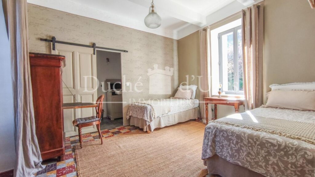 Maison – 14 pièces – 7 chambres – 330 m²