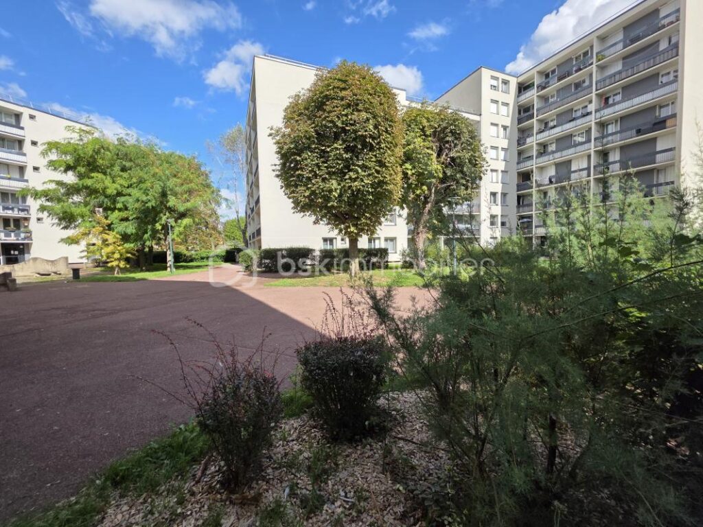 7 min à pied de la GARE – Dernier étage – 5 pièces – sans vis à vis – 5 pièces – 4 chambres – 98 m²