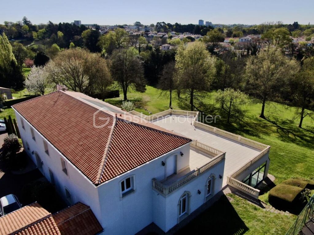 PROPRIÉTÉ 483m2 – 12 pièces – 8 chambres – 483 m²