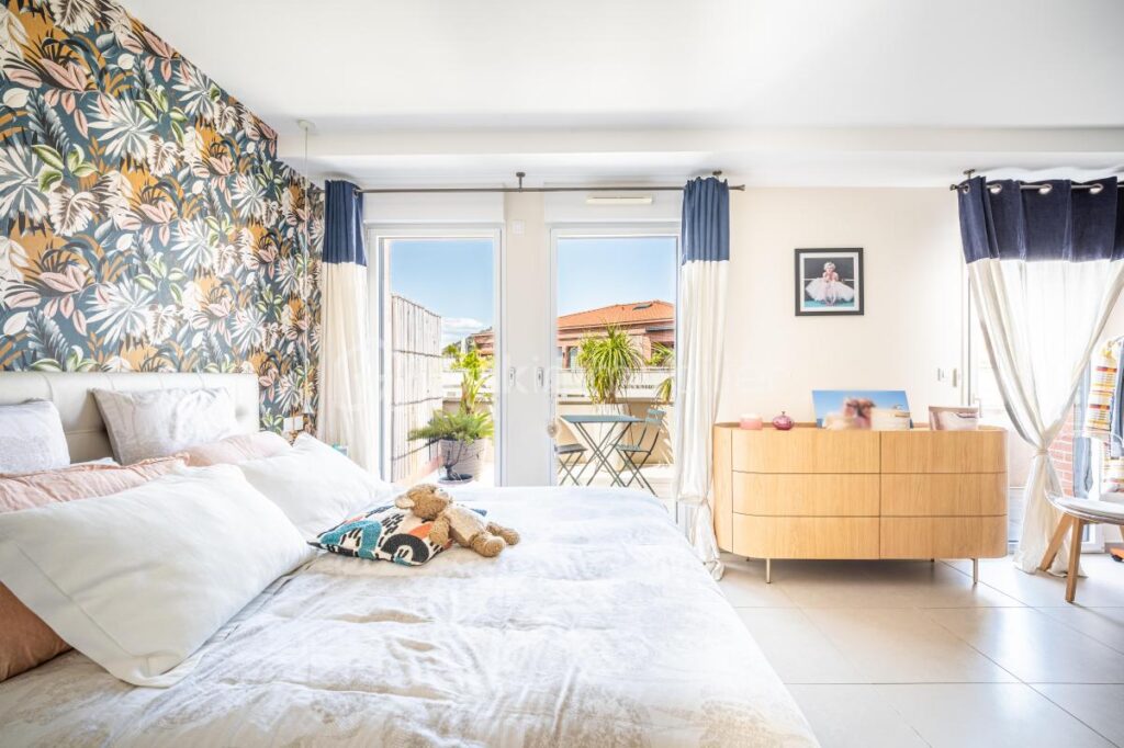 DPT VAR (83) – APPARTEMENT MODERNE ET SPACIEUX – VUE MER ET COLLINE – 4 pièces – 3 chambres – 106 m²