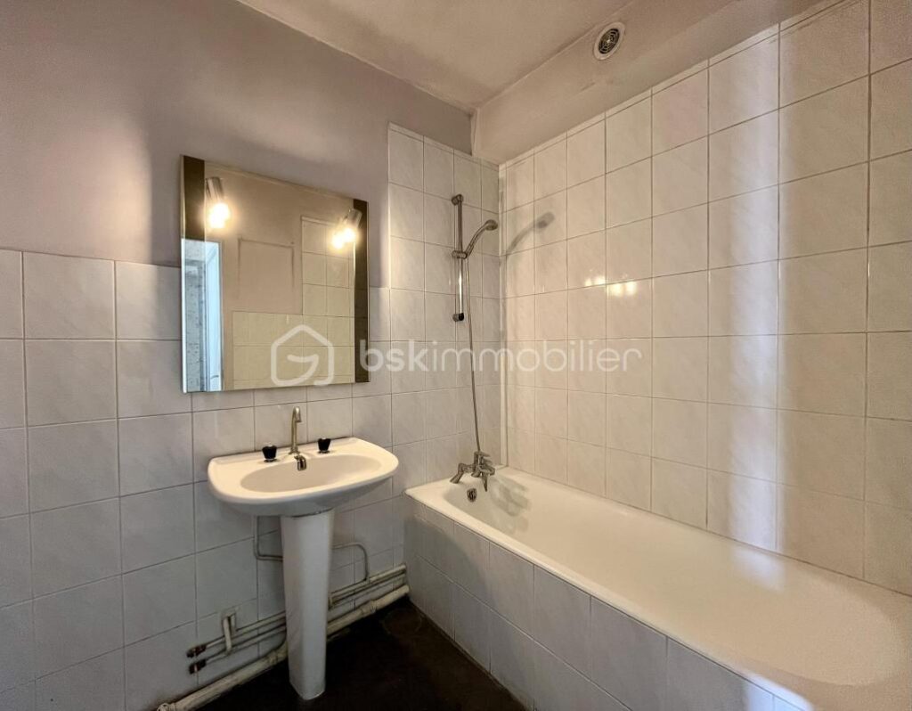 Appartement lumineux – Dernier étage – Fort potentiel – 2 pièces – 1 chambre – 65 m²