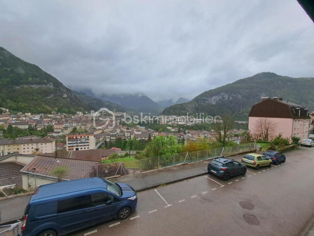 Maison lumineuse avec vue dégagée – Fort potentie – 5 pièces – 1 chambre – 150 m²