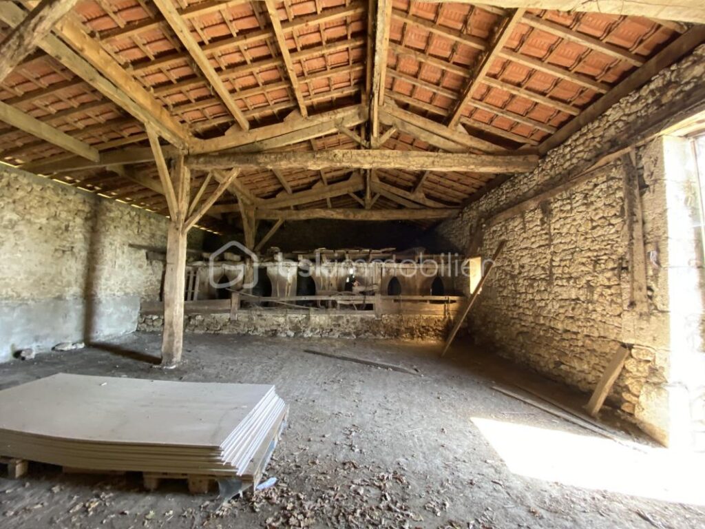 Belle maison en pierre à rénover de 150m2 avec deux dépendances de 100m2 et terrain de 47 hectares – 4 pièces – 2 chambres – 150 m²