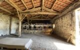 Belle maison en pierre à rénover de 150m2 avec deux dépendances de 100m2 et terrain de 47 hectares – 4 pièces – 2 chambres – 150 m²