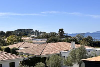 Porticcio – Charmant T2 55m2 dernier étage &lsquo;les pieds dans l&rsquo;eau&rsquo; – 2 pièces – 2 chambres – 54 m²