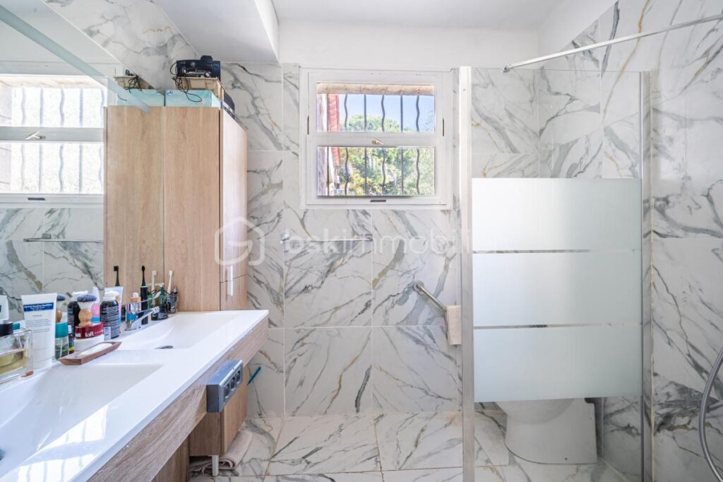 DPT VAR (83) – MAISON SPACIEUSE AVEC PISCINE et STUDIO – VUE MER – 8 pièces – 6 chambres – 172 m²