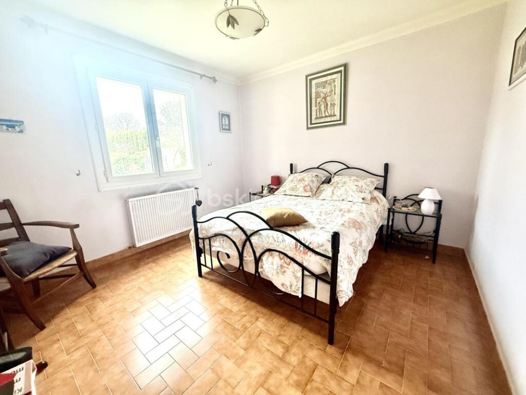 🏡À VENDRE VILLA DE 130 M2 + GRANDE VÉRANDA AVEC VUE PANORAMIQUE – GARAGE ET ABRIS DE JARDIN – FORT POTENTIEL SUR 1060 M2 DE TERRAIN – VALENSOLE – PRIX 305 000 € 🌿✨ – 5 pièces – 3 chambres – 130 m²