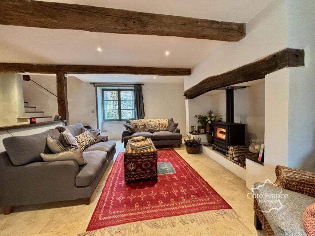 Ancien moulin renové avec grange et terrain à Boisset 15600 – 5 pièces – 4 chambres