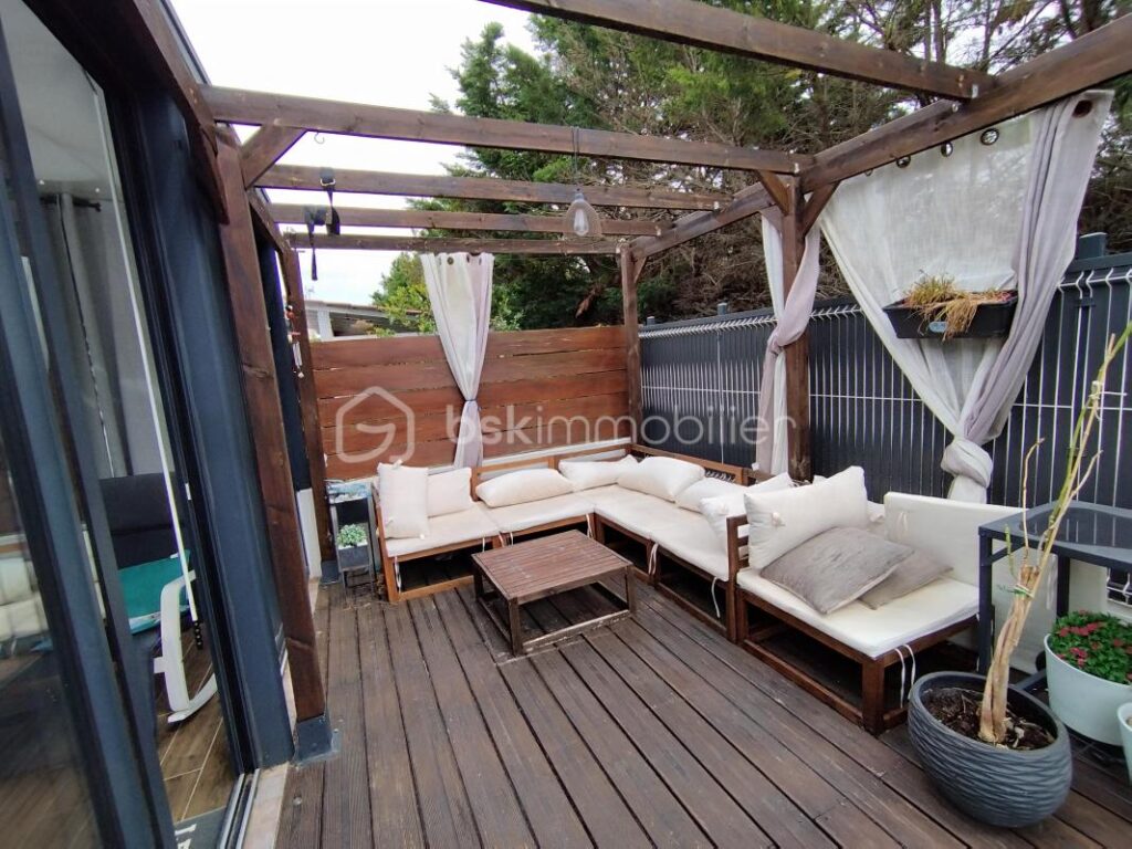 Villa avec piscine – 6 pièces – 4 chambres – 132 m²