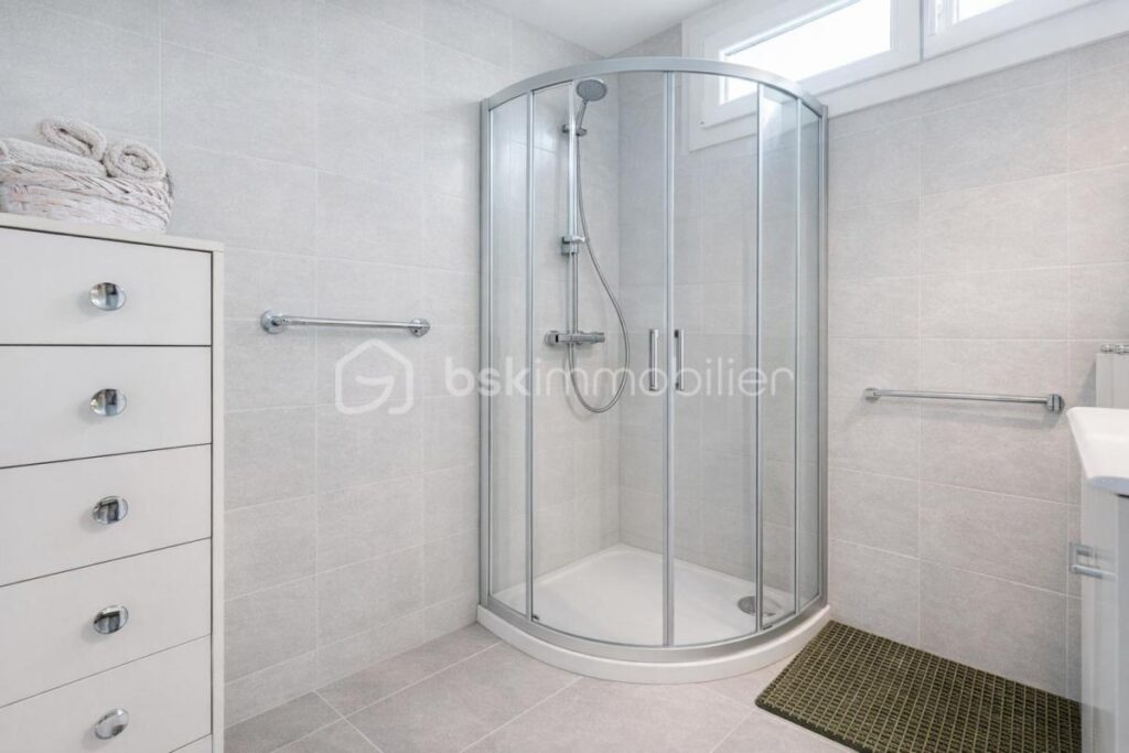 Joli 4 pièces en étage élevé avec vue panoramique / Cave + Parking commun / Garage en sus – 4 pièces – 2 chambres – 82 m²