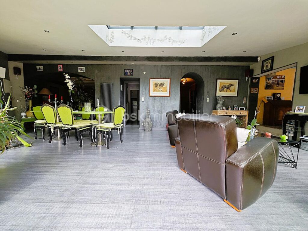 À 10 minutes de RAMBOUILLET, propriété de 220m²habitable sur terrain de 940m² avec une magnifique piscine de 5 M par 10 M – 4 pièces – 3 chambres – 171 m²