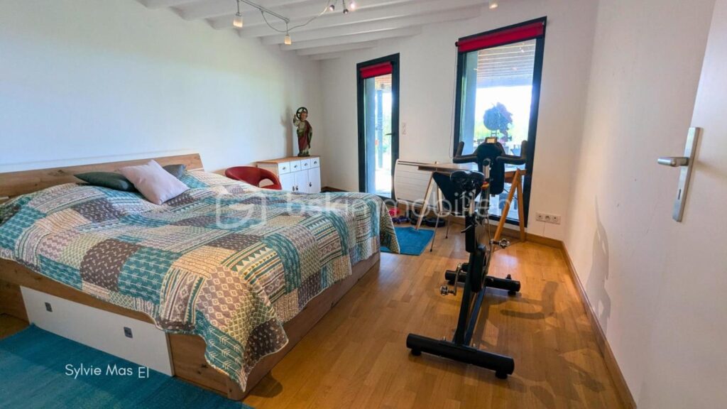 Propriété contemporaine avec vue panoramique – piscine – 7 pièces – 6 chambres – 204 m²