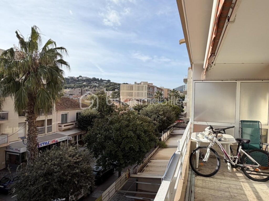 Cavalaire-sur-Mer (83240) – Appartement T4 traversant de plus de 84m2 en Centre Ville, à 150 m du bord de Mer – 4 pièces – 3 chambres – 84 m²