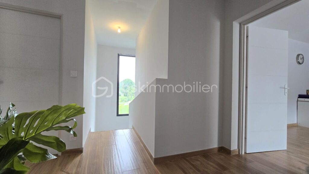 Villa contemporaine avec suite parentale en RDC, piscine, garage et grand jardin – 6 pièces – 4 chambres – 188 m²