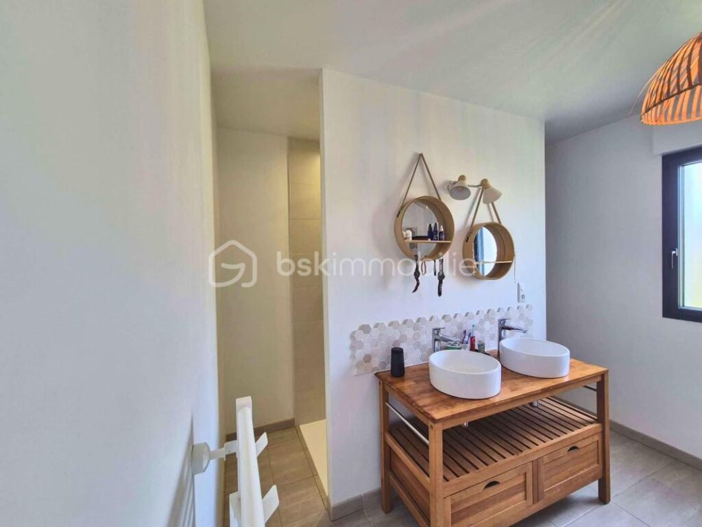Exclusivité Maison contemporaine de 2018 – 154 m² – DPE A – Plain pied et Suite parentale – Terrain 1 139 m² – Garage – 6 pièces – 5 chambres – 154 m²