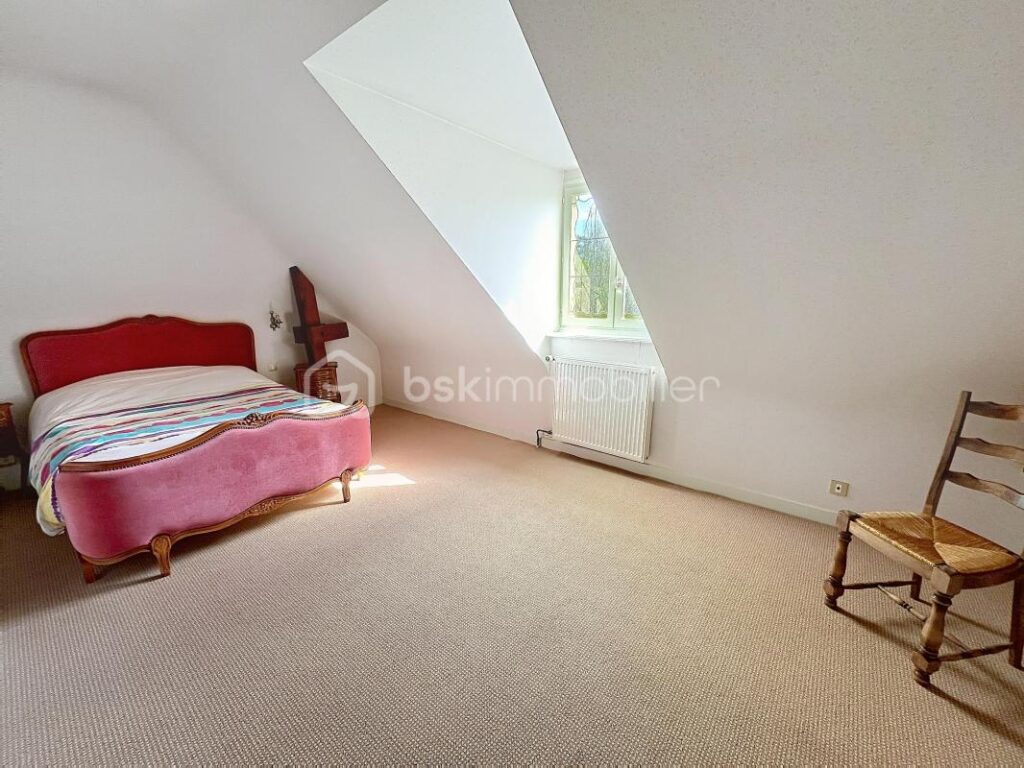 PAVILLON SUR SOUS SOL COMPLET – 8 pièces – 4 chambres – 178 m²