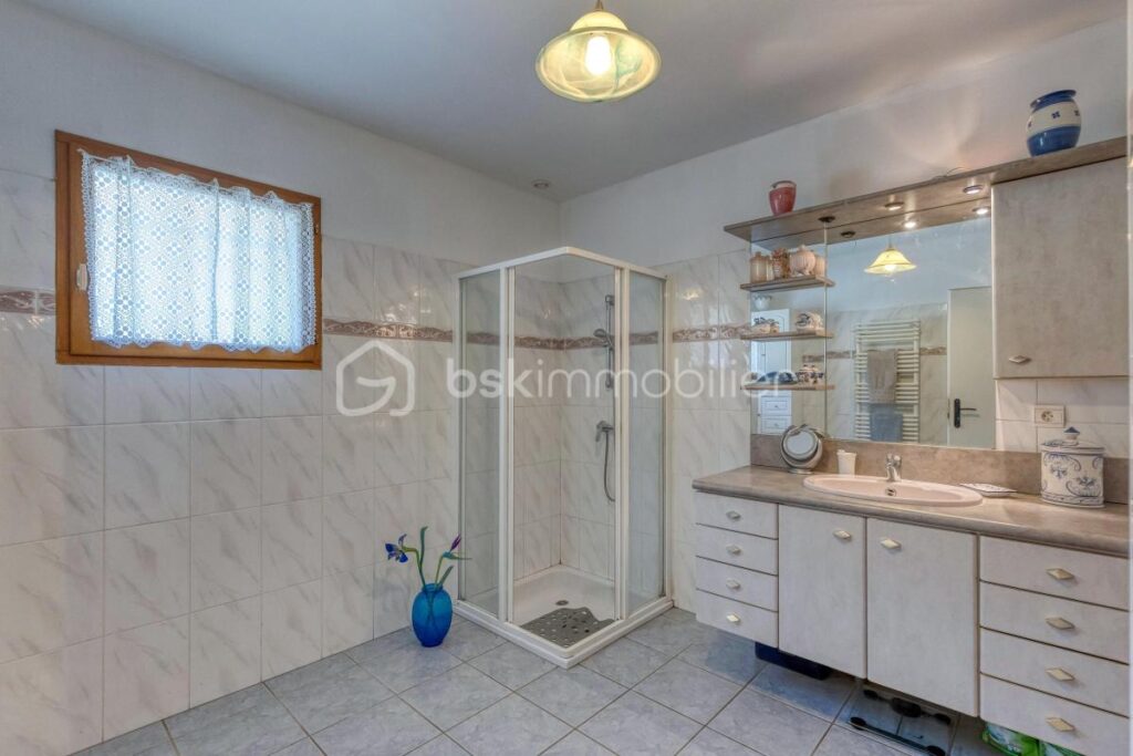 PRUNIERES 38350 – VILLA individuelle de PLAIN PIED de 124m² – 3 CHAMBRES, COMBLES à aménager. VUE EXCEPTIONNELLE, CADRE NATUREL privilégié – 5 pièces – 3 chambres – 124 m²