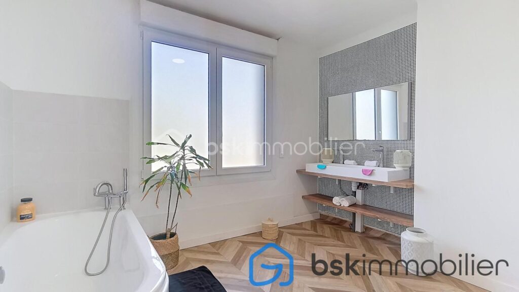 Maison INDIVIDUELLE LOCAL profession libérale – 8 pièces – 4 chambres – 210 m²