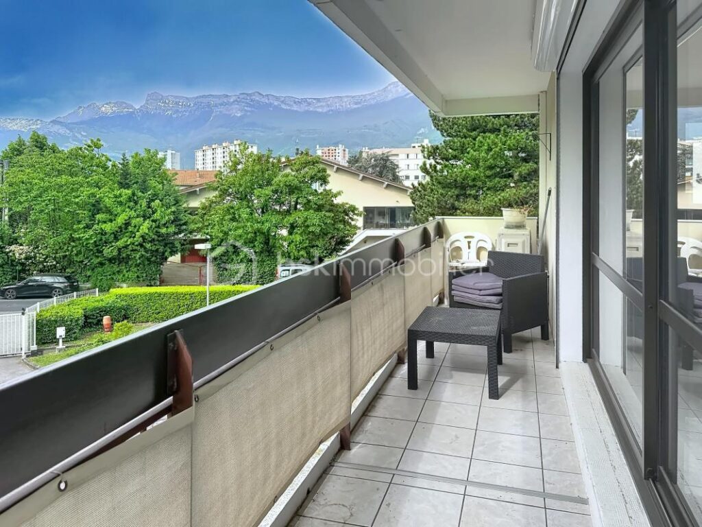 Appartement de 83 m2 avec terrasse – 4 pièces – 3 chambres – 82 m²