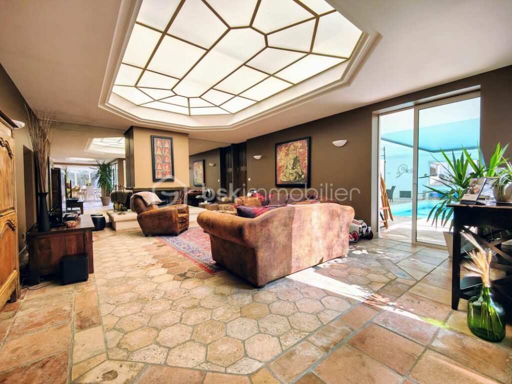 Au calme, grande maison familiale 6 ch av jardin clos arboré, terrasse et piscine couverte – 15 pièces – 6 chambres – 390 m²