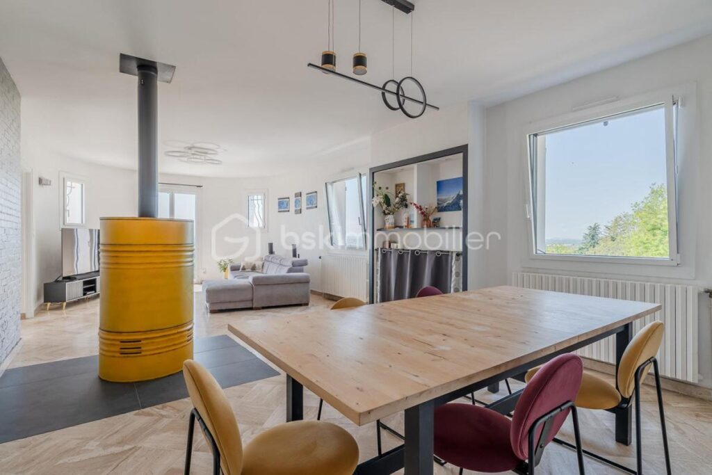 MAISON FAMILIALE AVEC VUE DÉGAGÉE, AU CALME DANS UN CADRE EXCEPTIONNEL PROCHE COMMODITÉS – 8 pièces – 5 chambres – 241 m²
