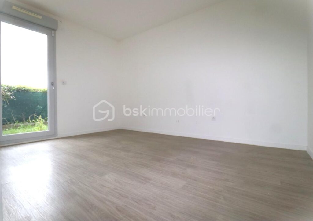 AGREABLE APPARTEMENT TRAVERSANT ET LUMINEUX ( 3 pieces 53 m² ) AVEC PLACE DE PARKING PRIVATIVE – 3 pièces – 2 chambres – 53 m²